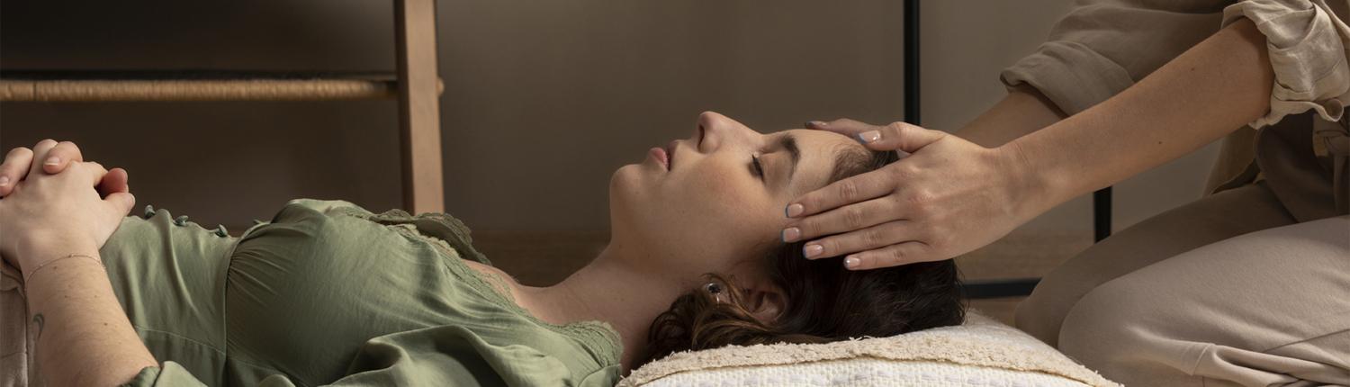 persona-che-conduce-la-terapia-reiki